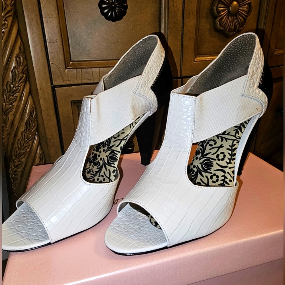 Bandage wrap black and white heels